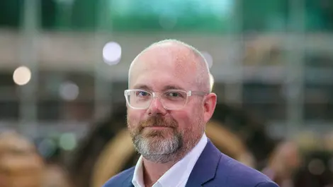 Senator Tim Ayres promises 'resilience' as Australia shapes AI path